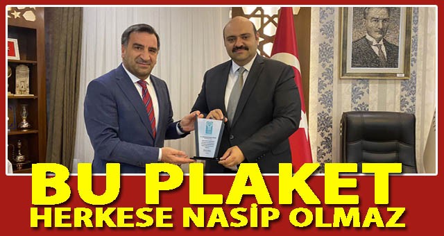 Başkan Orhan'a Anlamlı Plaket!