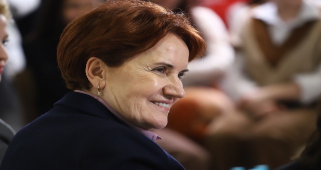 İYİ Parti Genel Başkanı Meral Akşener, öğrencilerle iftar yemeğinde buluştu