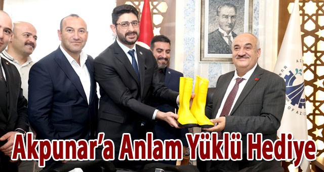 Başkan Akpunar’a Anlam Yüklü Hediye