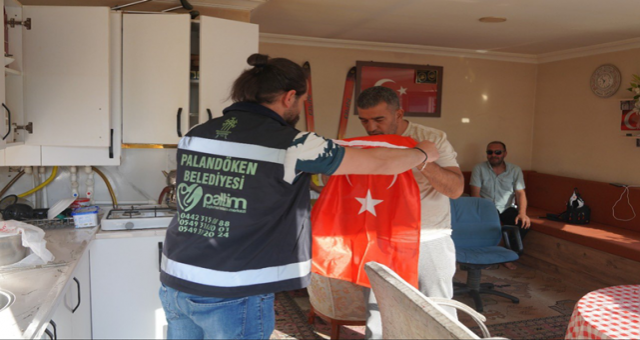 Palandöken Belediyesi'nden Her Dükkana Türk Bayrağı